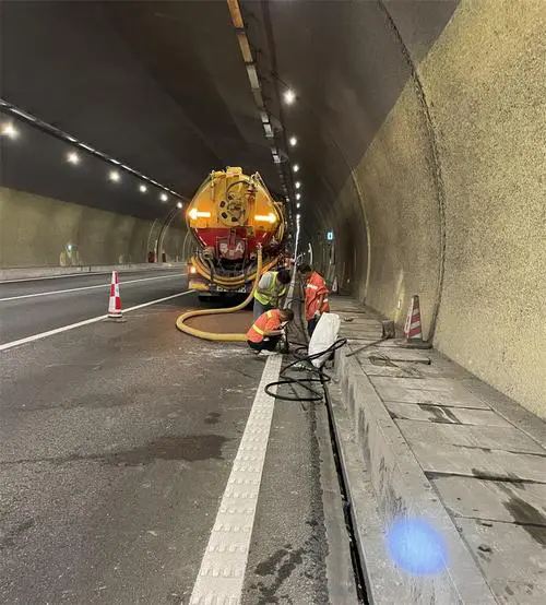 贵溪隧道排水渠清淤